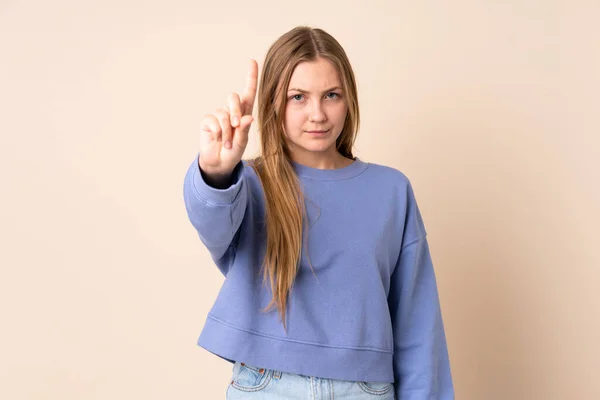 Έφηβη Ουκρανή Κοπέλα Απομονωμένη Μπεζ Φόντο Μετρώντας Μία Σοβαρή Έκφραση — Φωτογραφία Αρχείου