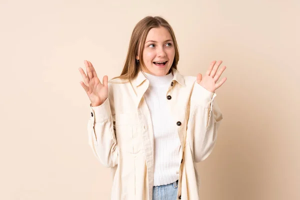 Adolescente Ucraniana Menina Isolada Fundo Bege Com Expressão Facial Surpresa — Fotografia de Stock