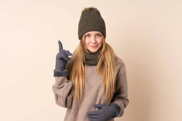 Tonåring Ukrainska Flicka Med Vinter Hatt Isolerad Beige Bakgrund Pekar — Stockfoto