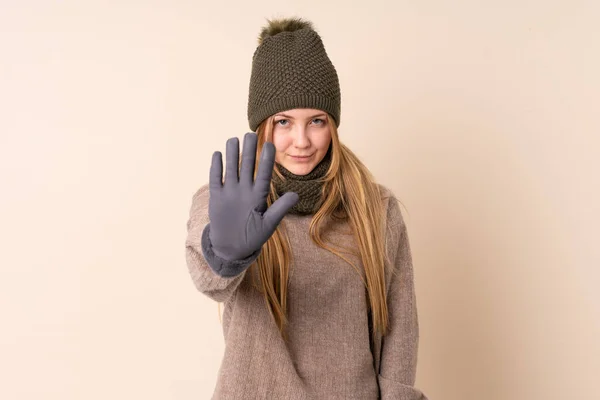 Έφηβη Ουκρανή Κοπέλα Χειμερινό Καπέλο Απομονωμένη Μπεζ Φόντο Κάνοντας Στοπ — Φωτογραφία Αρχείου