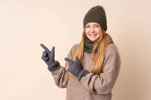 Teenager Ukrajinský Dívka Zimní Klobouk Izolované Béžové Pozadí Ukazující Prst — Stock fotografie