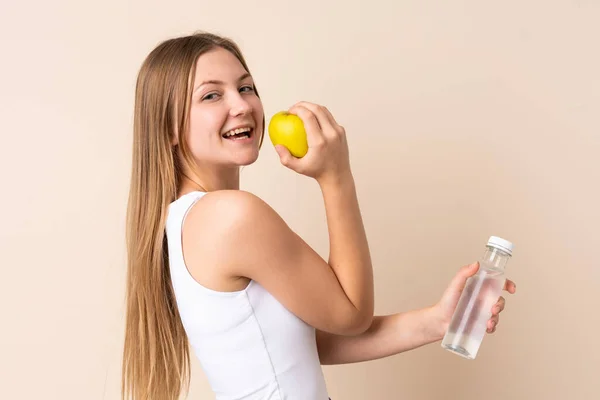 Tonåring Ukrainska Flicka Isolerad Beige Bakgrund Med Ett Äpple Och — Stockfoto