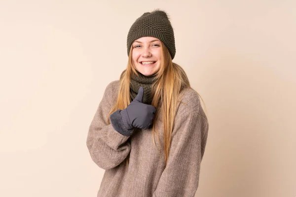 Tonåring Ukrainska Flicka Med Vinter Hatt Isolerad Beige Bakgrund Ger — Stockfoto