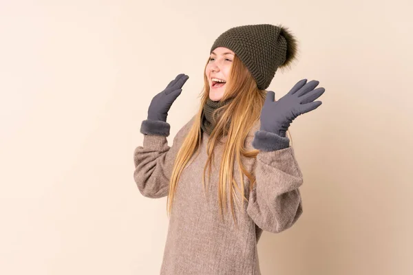 Menina Ucraniana Adolescente Com Chapéu Inverno Isolado Fundo Bege Com — Fotografia de Stock