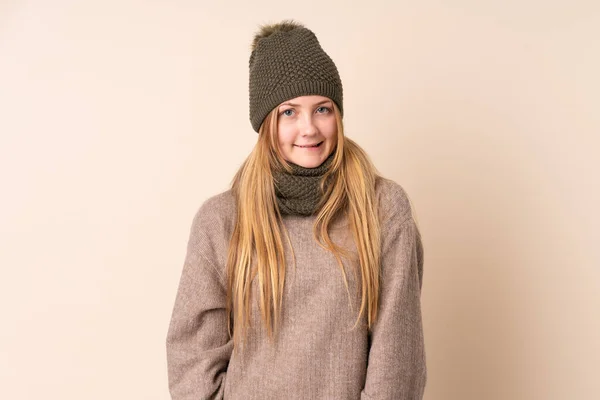 Έφηβη Ουκρανή Κοπέλα Χειμερινό Καπέλο Που Απομονώνεται Μπεζ Φόντο Έχοντας — Φωτογραφία Αρχείου