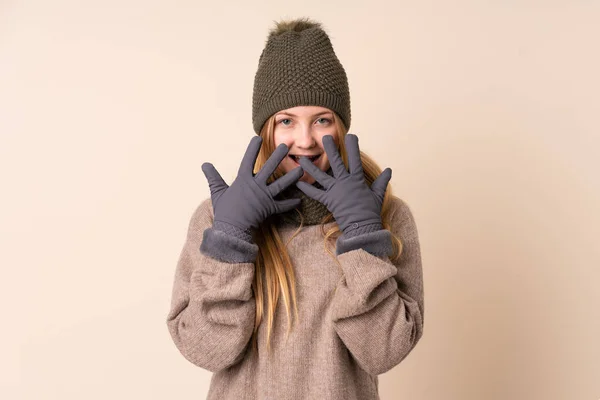 Tonåring Ukrainska Flicka Med Vinter Hatt Isolerad Beige Bakgrund Med — Stockfoto