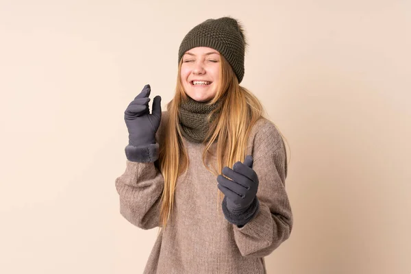 Teenager Ukrainische Mädchen Mit Wintermütze Isoliert Auf Beigem Hintergrund Lachen — Stockfoto
