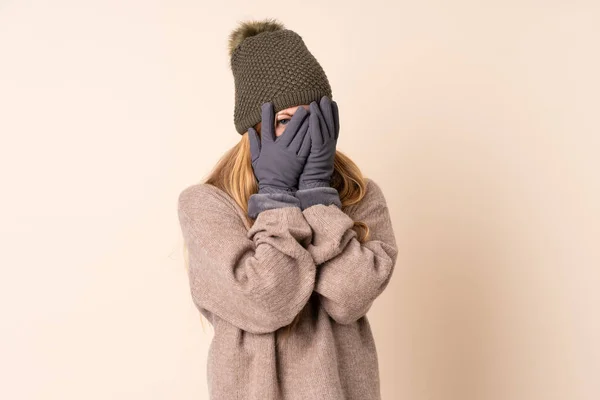 Tonåring Ukrainska Flicka Med Vinter Hatt Isolerad Beige Bakgrund Täcker — Stockfoto