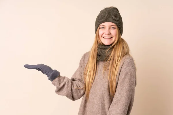 Tonåring Ukrainska Flicka Med Vinter Hatt Isolerad Beige Bakgrund Håller — Stockfoto