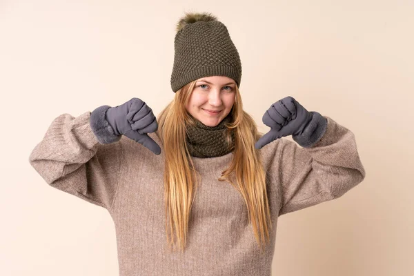 Tonåring Ukrainska Flicka Med Vinter Hatt Isolerad Beige Bakgrund Stolt — Stockfoto