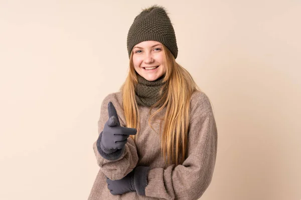 Teenager Ukrainian Girl Winter Hat Isolated Beige Background Points Finger — Foto Stock