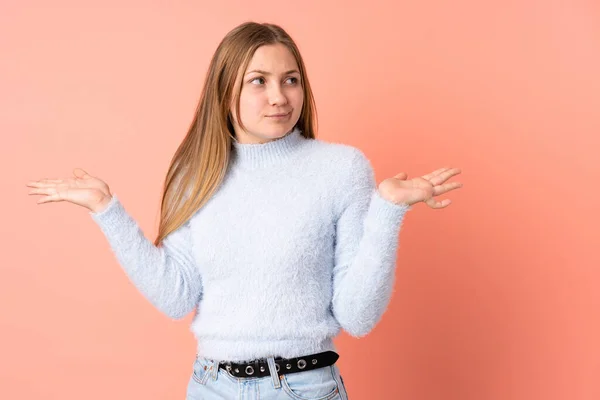 Teenager Ukrajinské Dívka Izolované Růžovém Pozadí Pochybnostmi Při Zvyšování Ruce — Stock fotografie