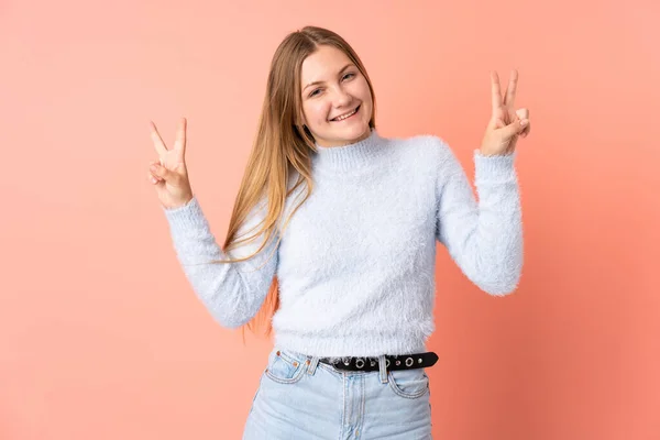 Teenager Ukrainische Mädchen Isoliert Auf Rosa Hintergrund Zeigt Siegeszeichen Mit — Stockfoto