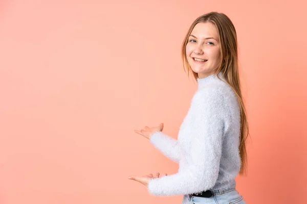 Teenager Ukrainisches Mädchen Isoliert Auf Rosa Hintergrund Ausgestreckte Hände Zur — Stockfoto