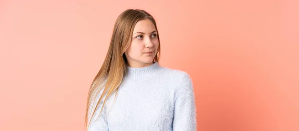 Adolescente Ucraniano Menina Isolado Fundo Rosa Fazendo Dúvidas Gesto Olhando — Fotografia de Stock