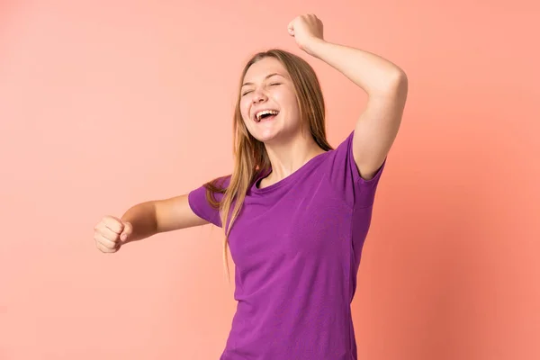 Ragazza Ucraina Adolescente Isolata Sfondo Rosa Che Celebra Una Vittoria — Foto Stock