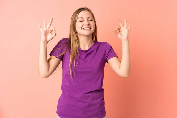 Adolescente Ucraniano Chica Aislado Rosa Fondo Zen Pose — Foto de Stock