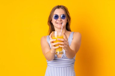 Mayolu ve elinde kokteyl tutan Ukraynalı genç bir kız.