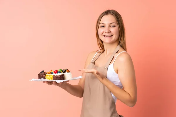 Gebak Oekraïense Chef Kok Met Een Muffins Geïsoleerd Roze Achtergrond — Stockfoto