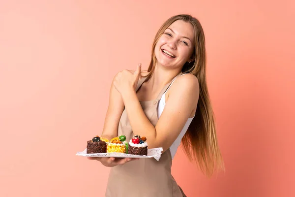 Pasty Ukrajinský Kuchař Drží Muffiny Izolované Růžovém Pozadí Slaví Vítězství — Stock fotografie