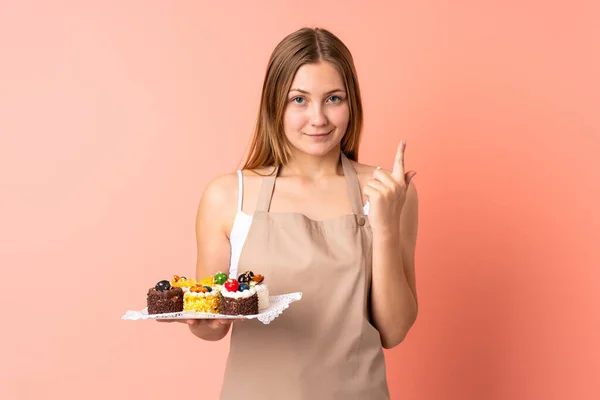 Pastry Ukrainian Chef Holding Muffins Isolated Pink Background Pointing Index — Stock Photo, Image