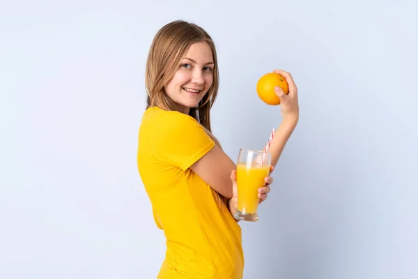Adolescente Ukrainienne Isolée Sur Fond Bleu Tenant Une Orange Jus — Photo