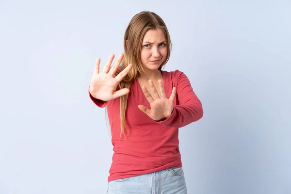 Tonåring Ukrainska Flicka Isolerad Blå Bakgrund Nervös Sträcker Händerna Till — Stockfoto