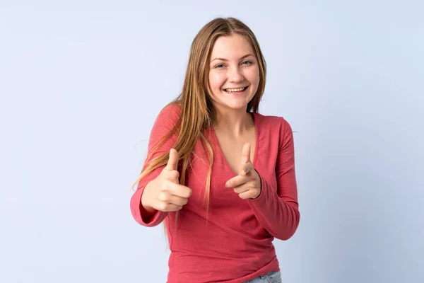 Adolescente Ucraniano Chica Aislado Sobre Fondo Azul Sorprendido Apuntando Frente —  Fotos de Stock