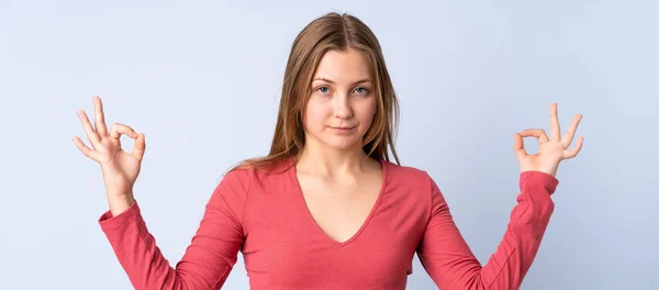 Adolescente Ucraniana Menina Isolada Fundo Azul Pose Zen — Fotografia de Stock