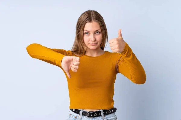 Tonåring Ukrainska Flicka Isolerad Blå Bakgrund Gör Bra Dåligt Tecken — Stockfoto
