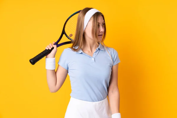 Adolescente Ragazza Ucraina Tennista Isolato Sfondo Giallo Giocare Tennis — Foto Stock