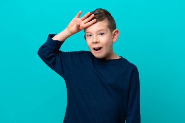 Küçük çocuk mavi arka planda izole edilmiş bir şey fark etti ve çözümü arıyor.