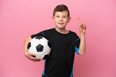 Pembe arka planda izole edilmiş beyaz futbolcu çocuk harika bir fikre işaret ediyor.