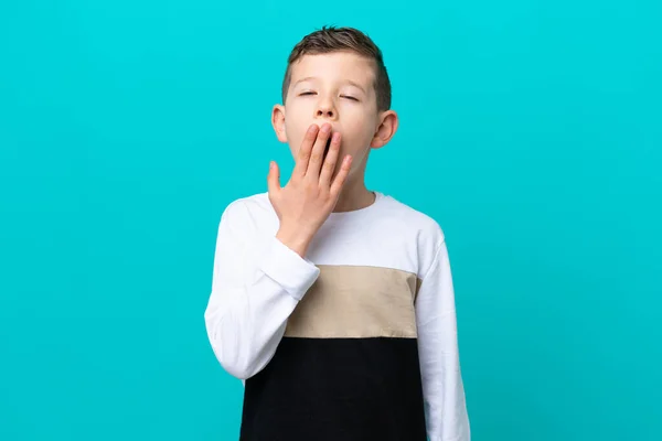 Niño Aislado Sobre Fondo Azul Bostezando Cubriendo Boca Abierta Con — Foto de Stock