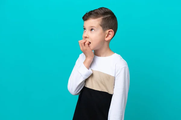 Pequeño Niño Aislado Sobre Fondo Azul Poco Nervioso —  Fotos de Stock