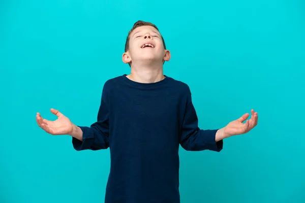 Niño Pequeño Aislado Sobre Fondo Azul Sonriendo Mucho — Foto de Stock