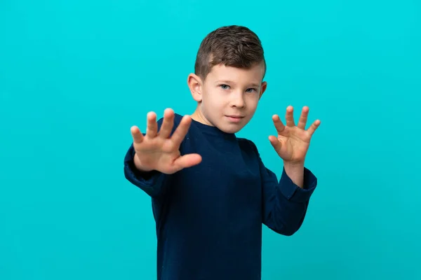 Petit Garçon Isolé Sur Fond Bleu Nerveux Étirement Des Mains — Photo