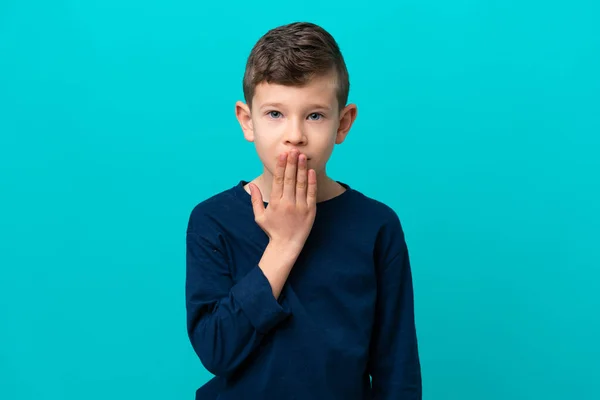 Μικρό Αγόρι Απομονωμένο Μπλε Φόντο Που Καλύπτει Στόμα Χέρι — Φωτογραφία Αρχείου