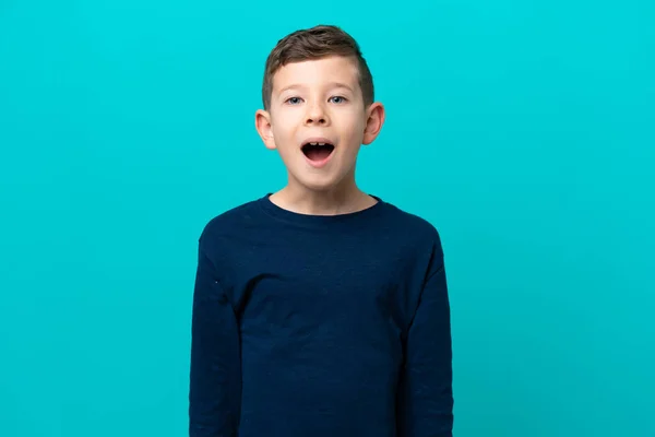 Petit Garçon Isolé Sur Fond Bleu Avec Expression Faciale Surprise — Photo