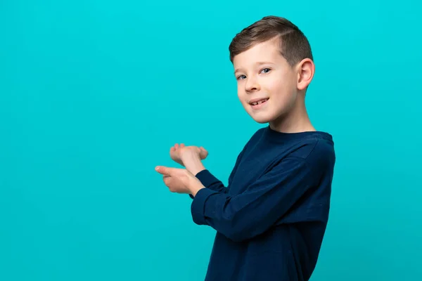 Kleine Jongen Geïsoleerd Blauwe Achtergrond Reiken Handen Naar Zijkant Voor — Stockfoto