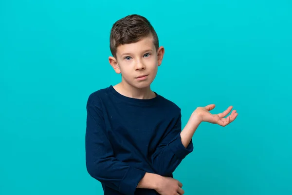 Niño Pequeño Aislado Sobre Fondo Azul Teniendo Dudas — Foto de Stock