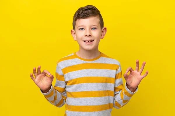 小高加索男孩被隔离在黄色的背景上 两只手呈可控标志 — 图库照片