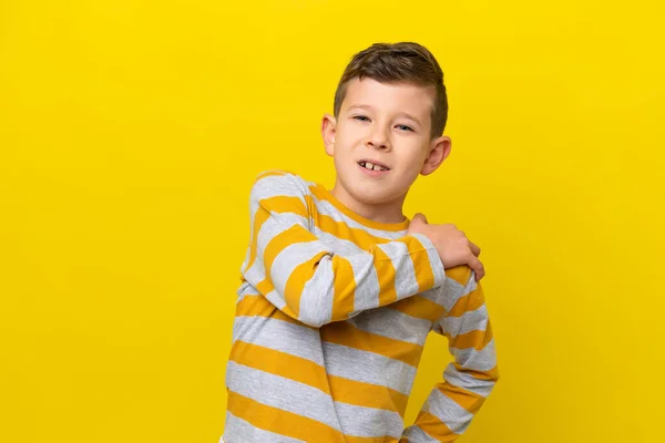 Μικρό Καυκάσιο Αγόρι Απομονωμένο Κίτρινο Φόντο Που Υποφέρει Από Πόνο — Φωτογραφία Αρχείου