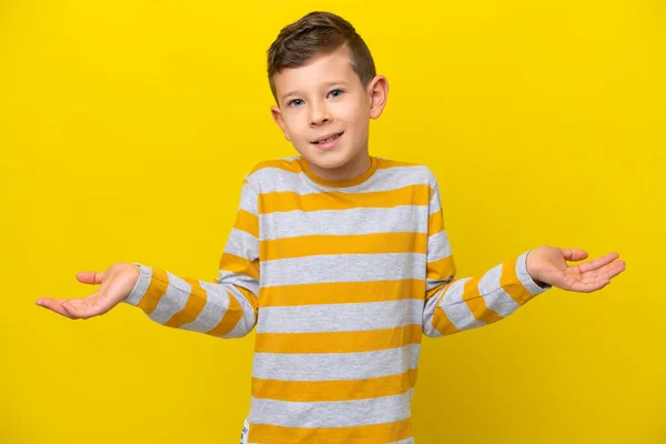 Pequeño Chico Caucásico Aislado Sobre Fondo Amarillo Feliz Sonriente —  Fotos de Stock