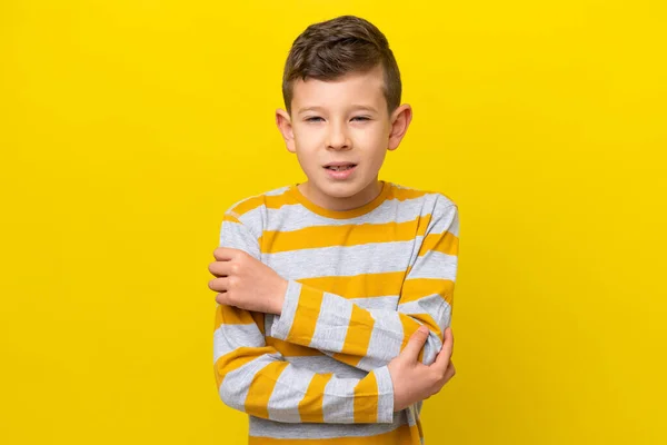肘の痛みと黄色の背景に隔離された小さな白人の少年 — ストック写真