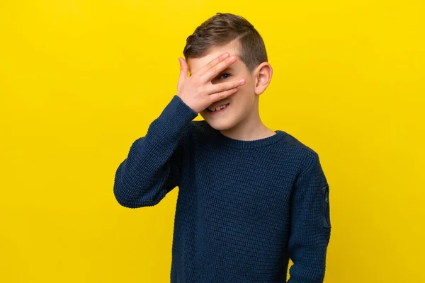 Sarı Arka Planda Izole Edilmiş Küçük Beyaz Çocuk Gözleri Elleriyle — Stok fotoğraf