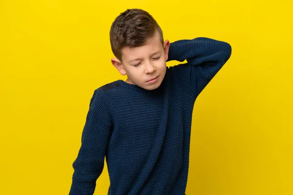 Kleine Blanke Jongen Geïsoleerd Gele Achtergrond Met Neckache — Stockfoto