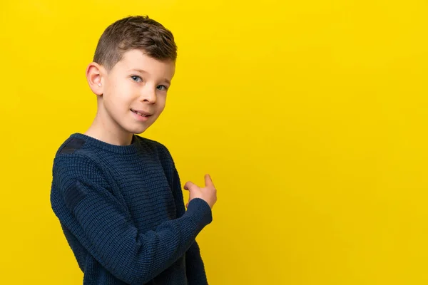 Malý Kavkazský Chlapec Izolovaný Žlutém Pozadí Ukazující Zpět — Stock fotografie