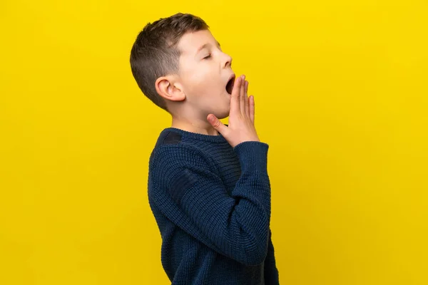Kleiner Kaukasischer Junge Isoliert Auf Gelbem Hintergrund Gähnt Und Deckt — Stockfoto