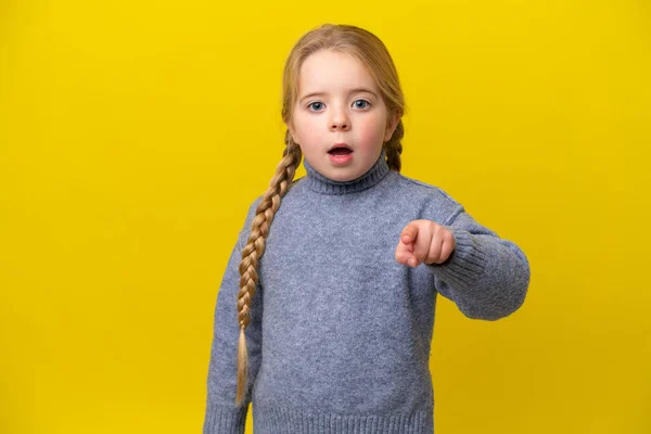 Liten Kaukasisk Flicka Isolerad Gul Bakgrund Förvånad Och Pekar Framåt — Stockfoto